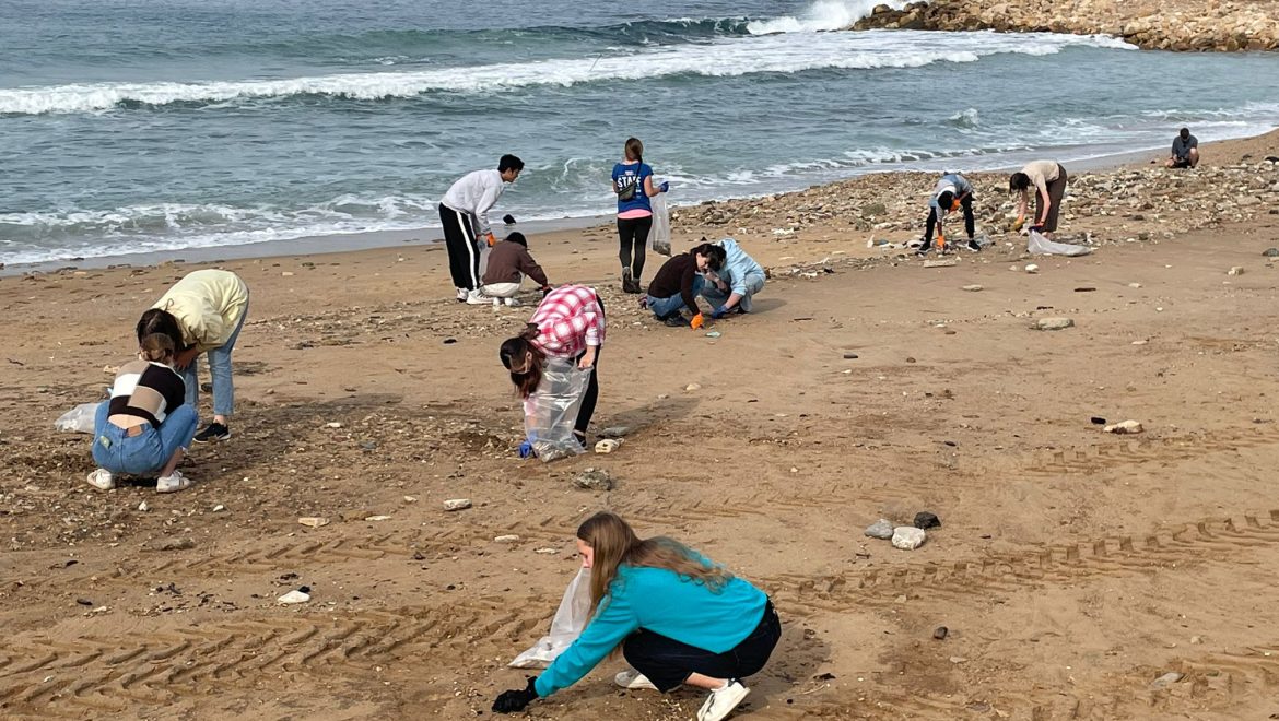אלפי ישראלים גדשו את חופי הים ואספו טונות של פסולת ביום ניקוי הים הגדול בעולם