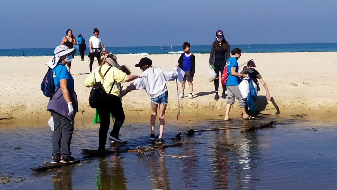 מנקים את הנחלים הזורמים אל הים